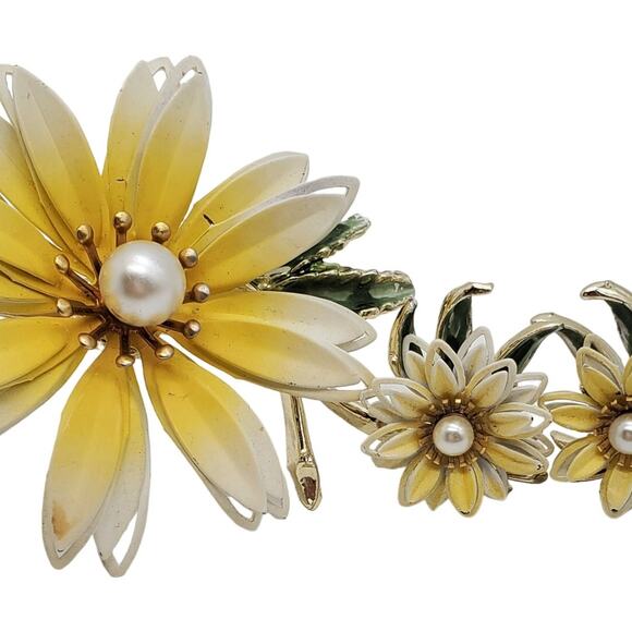 Flower Power Brooch & Clip Earrings White Yellow Enamel Daisy Pin Boho Hippie - Picture 8 of 9